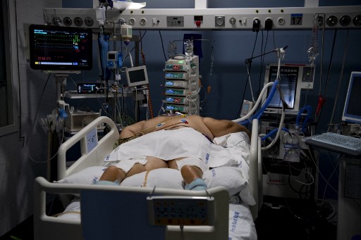 Un patient Covid-19 allongé sur un lit à l'unité de soins intensifs (USI) de l'hôpital del Mar à Barcelone le 4 août 2021. (Josep Lago / AFP)