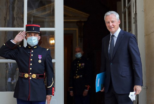 Le ministre français de l'Économie Bruno Lemaire (à droite) arrive à l'hôtel Matignon à Paris pour des entretiens entre le Premier ministre français Jean Castex et les partenaires sociaux, le 1er septembre 2021. (Thomas Coex/AFP)