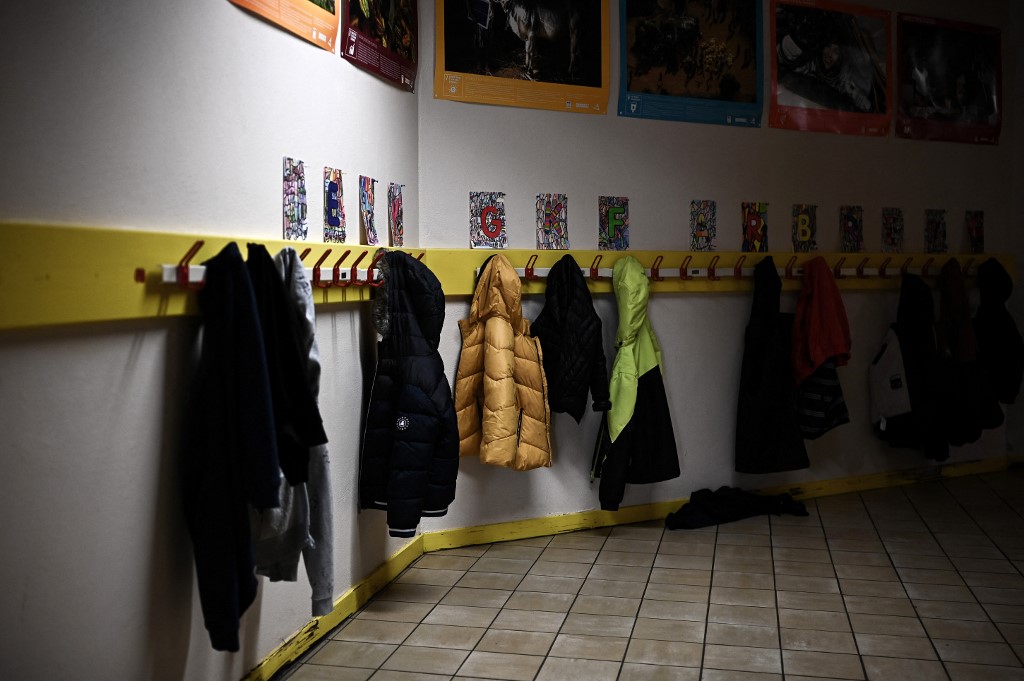 Malgré une légère adaptation du dispositif, les syndicats tirent la sonnette d'alarme, et ont appelé à une grève nationale le jeudi 13 janvier "pour obtenir les conditions d'une école sécurisée sous Omicron" (AFP)