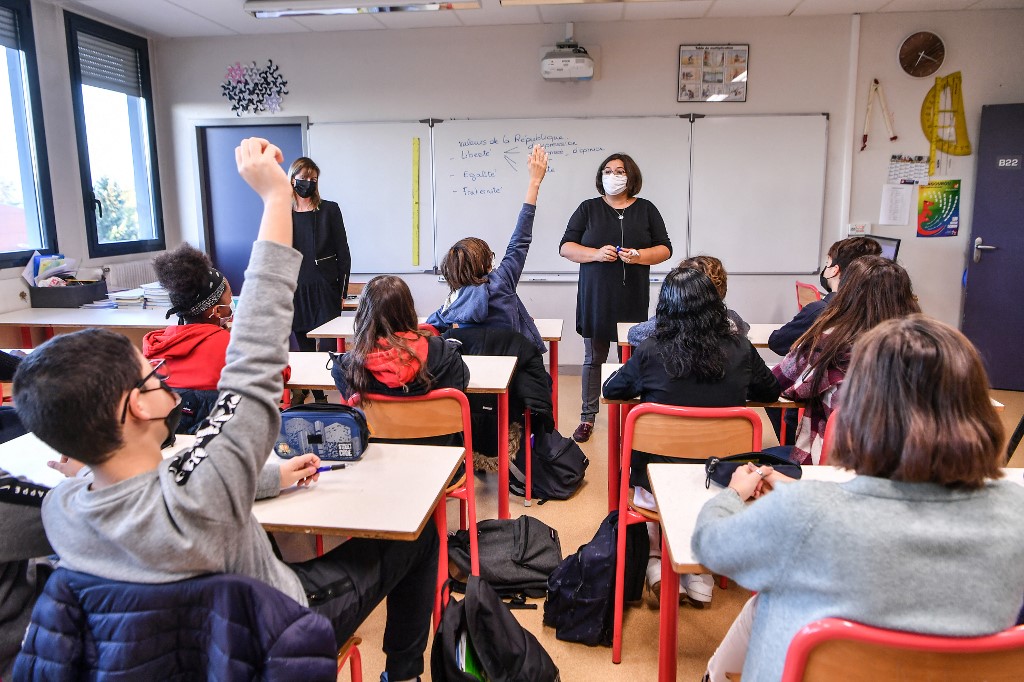Covid: près de 19 000 classes fermées, plus de 450 000 cas chez les élèves