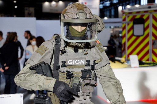 Une combinaison de protection du Groupement d'intervention de la gendarmerie nationale (GIGN) lors du 22e salon mondial de la sécurité intérieure de l'État (MILIPOL) à Villepinte, au nord de Paris, le 21 octobre 2021. (Ludovic Marin/AFP)