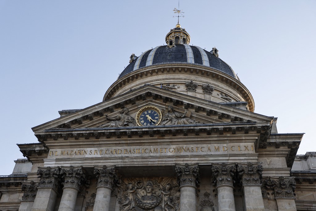 Carte d'identité bilingue: l'Académie française prête à aller devant la justice