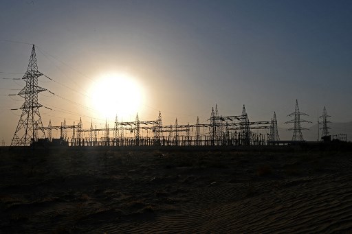 Sur cette photo prise le 27 octobre 2021, des pylônes électriques à côté d'une sous-station transmettant de l'électricité de l'Ouzbékistan à l'Afghanistan le long de l'autoroute Hairatan dans le district de Kaldar de la province de Balkh. (Wakil Kohsar/AFP)