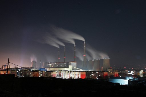 La centrale électrique au charbon de Datang International Zhangjiakou est photographiée la nuit à Zhangjiakou, l'une des villes hôtes des Jeux olympiques d'hiver de 2022, dans la province du Hebei (nord de la Chine), le 12 novembre 2021. (Greg Baker / AFP)