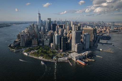 Une vue générale aérienne montre la ligne d'horizon de Lower Manhattan et la ville de New York le 6 août 2021. La super tempête Sandy en 2012 a été le déclencheur de l'établissement du projet de résilience de la côte est (ESCR), qui s'étend sur 2,5 miles (quatre kilomètres) le long du littoral de Lower Manhattan. (Ed Jones/AFP)