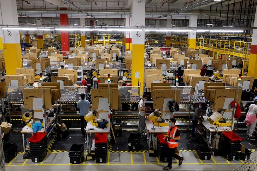 Des salariés travaillent au centre Amazon de Brétigny-sur-Orge, le 14 décembre 2021. (Thomas Samson/AFP)