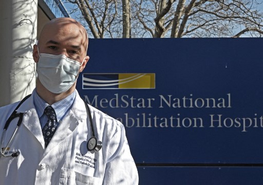 Le Dr Eric Wisotzky, directeur du programme de récupération COVID au MedStar National Rehabilitation Hospital de Washington, DC pose le 16 décembre 2021. (Eva Hambach/AFP)