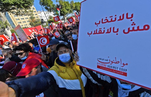 Des partisans de la campagne «Citoyens contre le coup» manifestent contre le président Kais Saied le 17 décembre 2021 dans la capitale Tunis, à l'occasion du 11e anniversaire du début de la révolution de 2011. (Fethi Belaid/AFP)