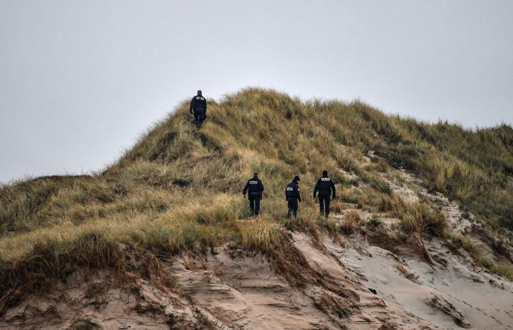 Calais: des migrants évacués d'un campement, trois jours après des heurts avec la police