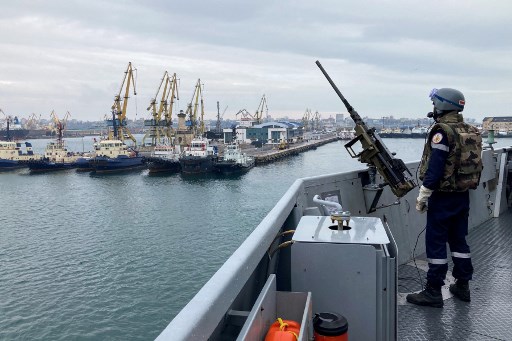 Les partenaires de l'OTAN mènent des manœuvres et des exercices, le 20 décembre 2021. A quelques milles nautiques de là, un navire russe les observe sans intervenir, à bonne distance mais sans aucune discrétion. (Didier Lauras/AFP)