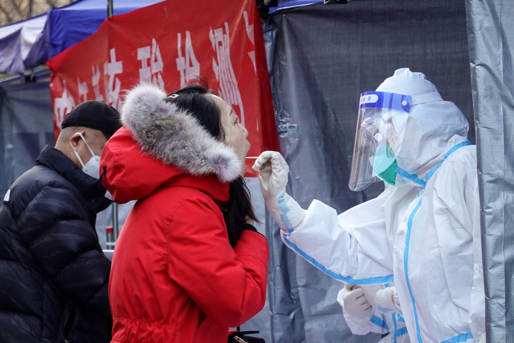 Chine: deux hauts responsables limogés à Xi'an après l'apparition d'un foyer de Covid-19