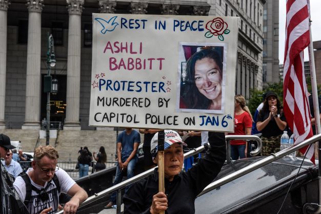 Ashli Babbitt, fanatique ultra-conservatrice ou martyre du Capitole?