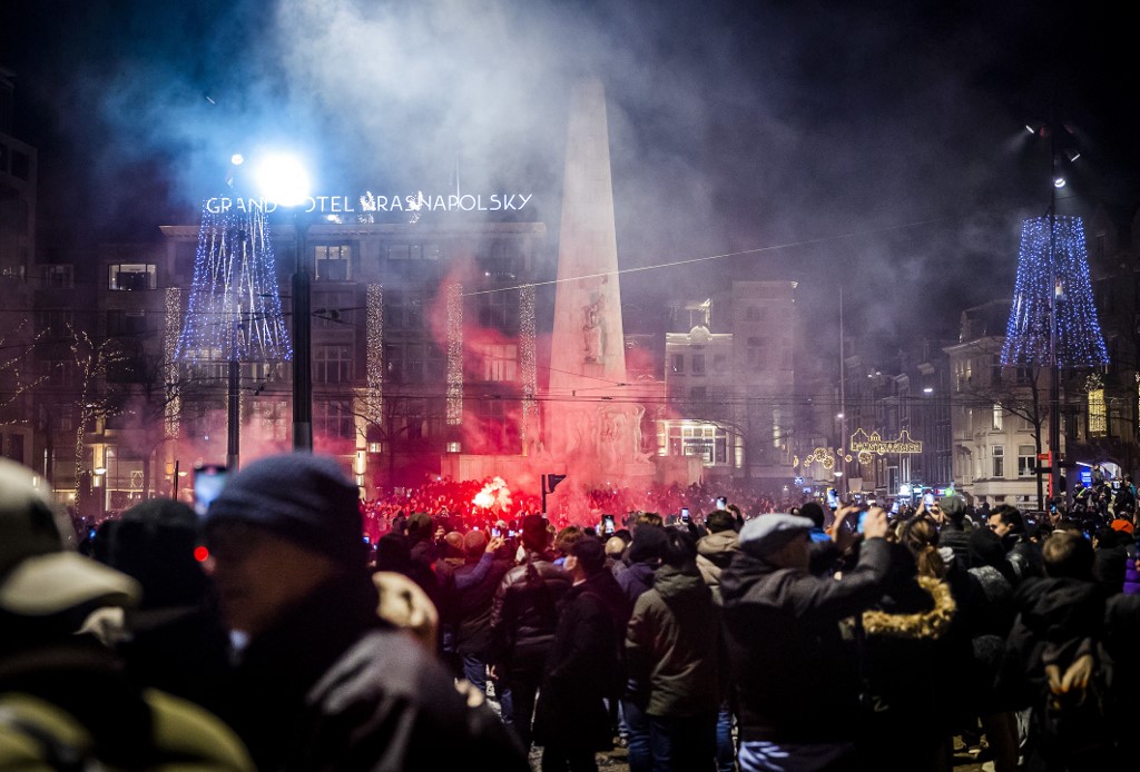Pays-Bas: la police met fin à une fête illégale de centaines de personnes