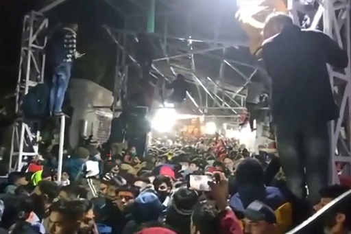 Cette capture d'écran d'une vidéo du NNIS prise le 1er janvier 2022 montre une foule compacte de fidèles au sanctuaire de Vaishno Devi, l'un des sites hindous les plus vénérés du pays, près de la ville de Katra dans le territoire de l'Union du Jammu-et-Cachemire. (NNIS / AFP)