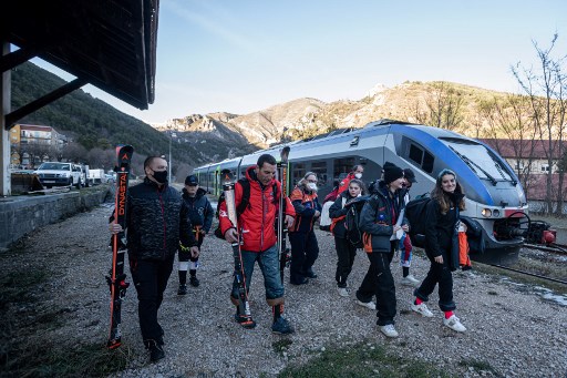 Des voyageurs descendent du 'Train des Neiges' à la gare de Tende, le 31 décembre 2021. (Piero Cruciatti/AFP)