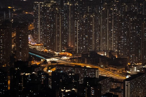 Vue nocturne de Hong Kong le 1er janvier 2022 (Bertha Wang/AFP)