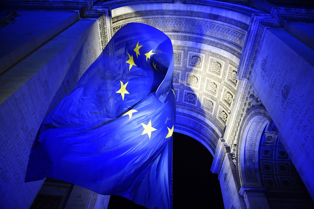 France : un drapeau européen polémique retiré de l'Arc de Triomphe, «comme prévu»