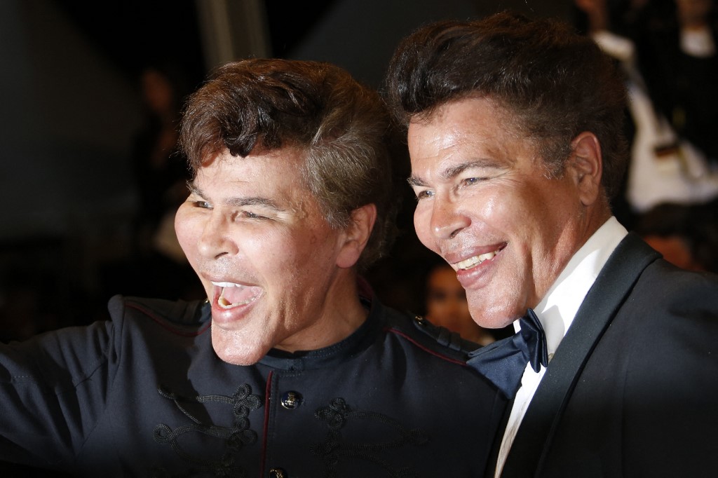 Sur cette photo d’archive prise le 24 mai 2013, les journalistes scientifiques Grichka et Igor Bogdanov posent lors de la 66e édition du Festival de Cannes. (AFP)