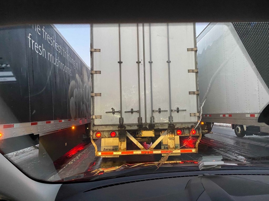 Tempête hivernale aux Etats-Unis: des automobilistes bloqués depuis près de 24 heures