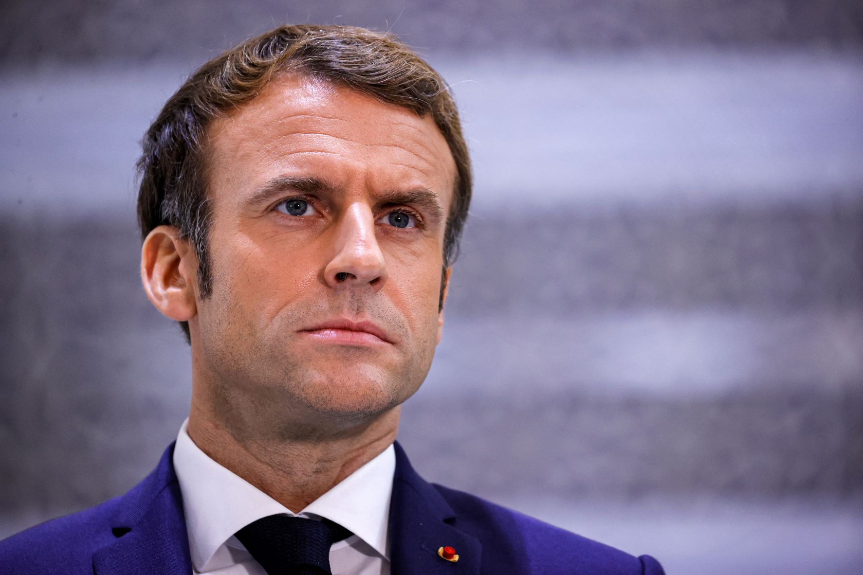Macron, un quasi candidat à l'offensive