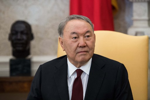 Dans cette photo d'archive prise le 16 janvier 2018, l’ancien président kazakh Nursultan Nazarbayev s'exprime lors de sa rencontre avec le président américain Donald Trump dans le bureau ovale de la Maison Blanche à Washington, DC. (Nicolas Kamm/AFP)