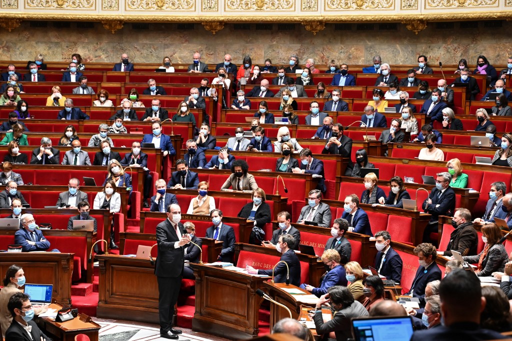 Présidentielle: la majorité à l'épreuve sur le pass vaccinal, les candidats sillonnent le terrain