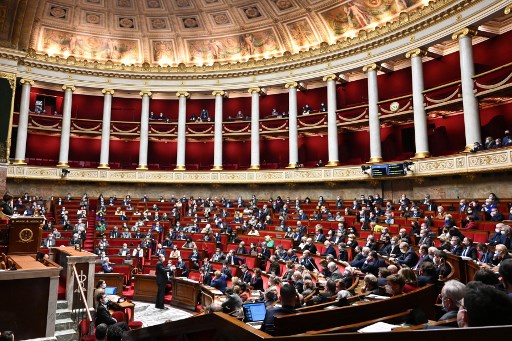 Le Premier ministre français Jean Castex (au centre) prend la parole lors d'une session à l'Assemblée nationale française à Paris, le 5 janvier 2022. (Bertrand Guay/AFP)