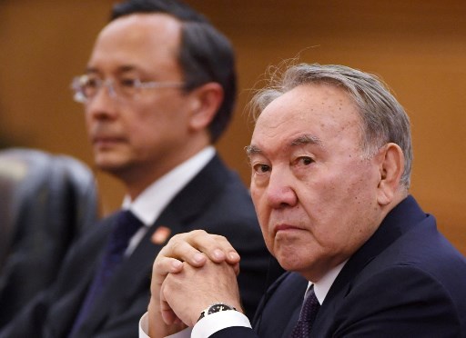 Dans cette photo d'archive prise le 7 juin 2018, le président du Kazakhstan Nursultan Nazarbayev (à droite) écoute le président chinois Xi Jinping (non représenté) s'exprimer dans le Grand Palais du Peuple à Pékin. (Greg Baker / Pool / AFP)