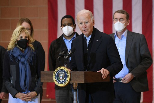 Après un discours flamboyant sur la démocratie, Biden au défi des actes