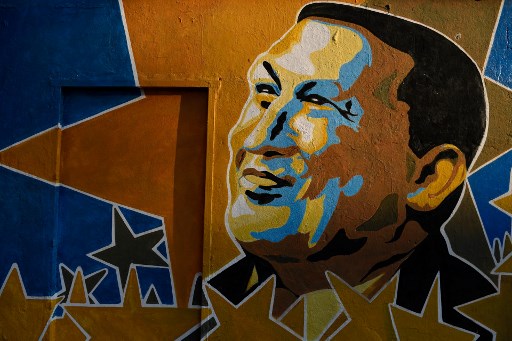 Une peinture murale représentant feu le président vénézuélien Hugo Chavez, dans la ville de Barinas, Venezuela, le 7 janvier 2022, deux jours avant que l'État de Barinas organise une nouvelle élection au poste de gouverneur. (Federico Parra/AFP)
