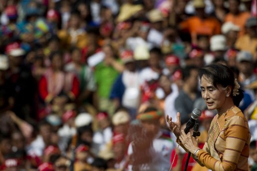 Sur cette photo d'archives prise le 5 septembre 2015, la présidente de la Ligue nationale pour la démocratie, Aung San Suu Kyi, prononce un discours lors d'une campagne d'éducation des électeurs dans le canton de Hsiseng, dans l'État Shan. (STR/AFP)