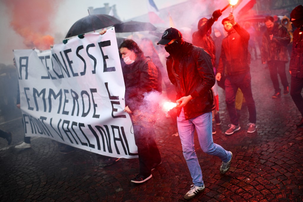 Covid-19 en France: des pass sautent et des opposants marchent