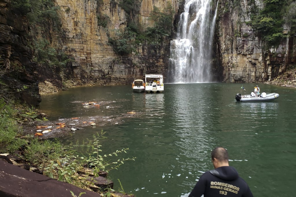 Brésil: au moins 10 morts après une chute de rochers dans un lac touristique