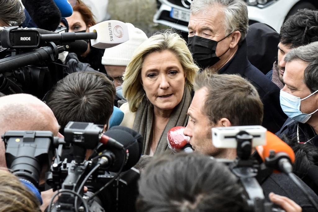 Immigration : Marine Le Pen défend à la frontière franco-espagnole une politique « dissuasive »