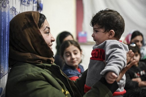 Sohail Ahmadi (à droite), qui a été séparé de ses parents à l'aéroport dans le chaos de l'évacuation américaine de l'Afghanistan en août 2021, retrouve sa famille à Kaboul le 9 janvier 2022. (Mohd Rasfan/ AFP)