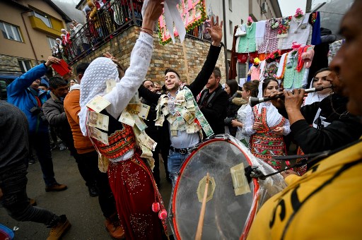 La mariée bulgare Pomak (musulmans de langue bulgare) Nefie Eminkova, 21 ans, et son fiancé Schaban Kiselov, 24 ans, dansent lors de leur cérémonie de mariage dans le village de Ribnovo le 9 janvier 2022. (Nikolay Doychinov/AFP)