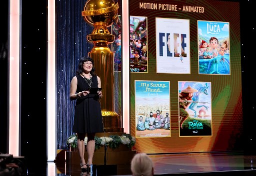 Cette image publiée par la Hollywood Foreign Press Association (HFPA) montre la bénéficiaire de la HFPA et Katie Alheim, directrice du développement de A Place Called Home, présentant le prix du meilleur film d'animation sur scène lors de la 79e cérémonie annuelle des Golden Globe Awards au Beverly Hilton le 9 janvier 2022 à Beverly Hills. (Emma McIntyre/HFPA/AFP)