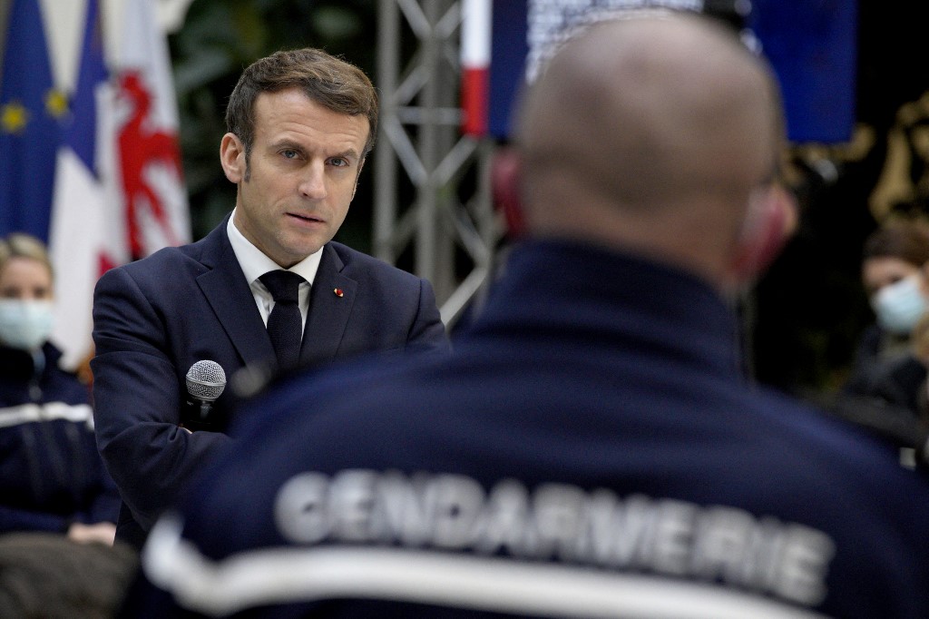 Présidentielle: Macron à l'offensive sur la sécurité, la droite étrille son bilan