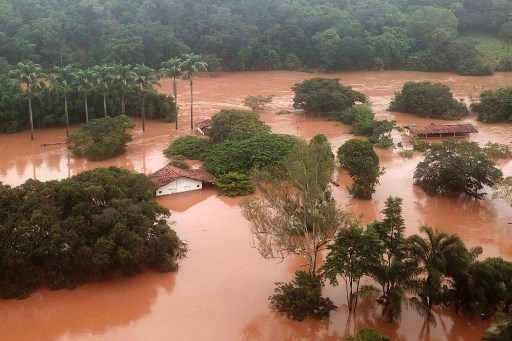 Vue aérienne d’une inondation, le 10 janvier 2022, dans la municipalité brésilienne de Juatuba, située dans l'État du Minas Gerais, après des pluies extrêmement fortes ces derniers jours dans le sud-est du Brésil. (Douglas Magno/AFP)