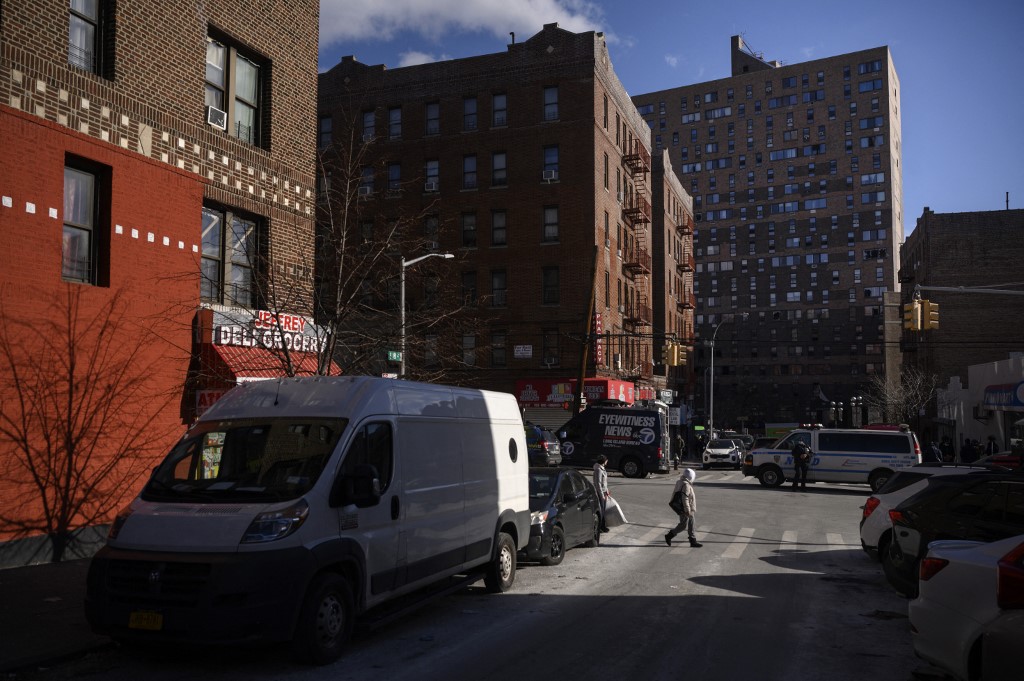 Incendie d'un immeuble à New York: 17 morts selon un bilan revu à la baisse