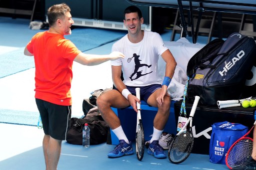 Cette photo prise et publiée par Tennis Australia le 11 janvier 2022 montre le Serbe Novak Djokovic (à droite) lors d'une séance d'entraînement avant le tournoi de tennis de l'Open d'Australie à Melbourne. (Scott Barbour/Tennis Australie/AFP)