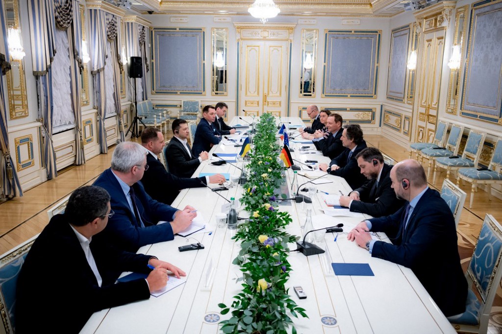 Ukraine: le président ukrainien appelle à un sommet pour arrêter le conflit