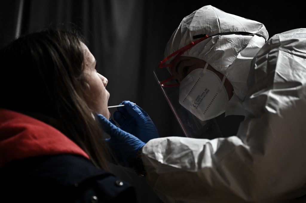 Covid-19: les tests coûteront «un peu plus d'un milliard et demi» en janvier, selon Dussopt
