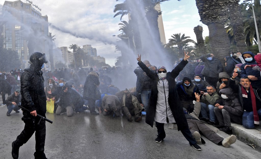 Dispersion musclée des manifestations anti-Saïed dans le centre-ville de Tunis