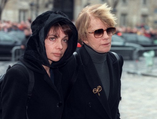 Cette photo d'archive prise le 14 février 2000 montre l'actrice française Marie Trintignant (à gauche) et sa mère, la réalisatrice française Nadine Trintignant, arrivant à l'église Saint-Germain-des-Prés à Paris. (Jack Guez/AFP)