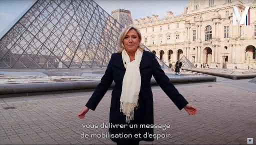 Capture d’écran prise le 15 janvier 2022 depuis la page Facebook du Rassemblement national montre la candidate du Rassemblement national (RN) du parti d'extrême droite français à l'élection présidentielle française de 2022, Marine Le Pen, prononçant un discours devant la Pyramide du Louvre à Paris. (AFP / Facebook Rassemblement national)