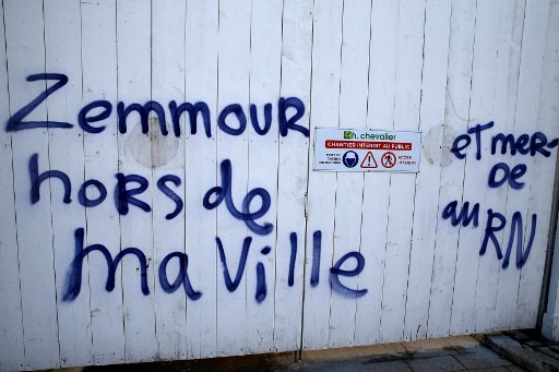 Cette photographie prise le 15 janvier 2022 montre un graffiti indiquant « Zemmour sors de ma ville «. (Francois Nascimbeni / AFP)
