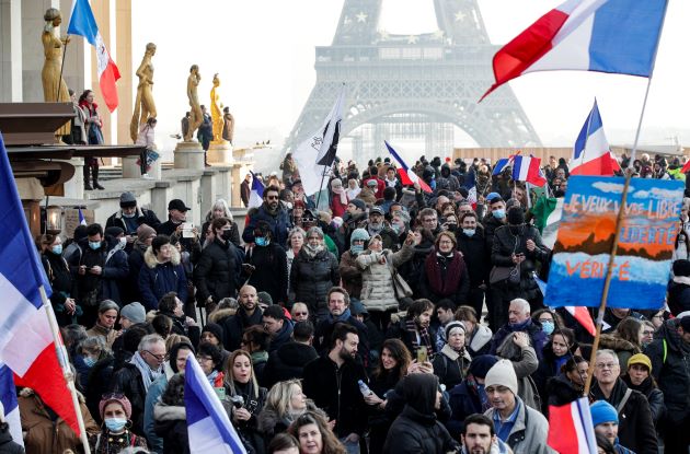 Deux jours avant son entrée en vigueur, les opposants au pass vaccinal dans la rue