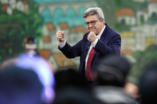 Le candidat présidentiel du parti de gauche La France Insoumise (LFI) Jean-Luc Melenchon prononce un discours lors d'un meeting de campagne à Nantes, le 16 janvier 2022. (Sébastien Salom-Gomis / AFP)