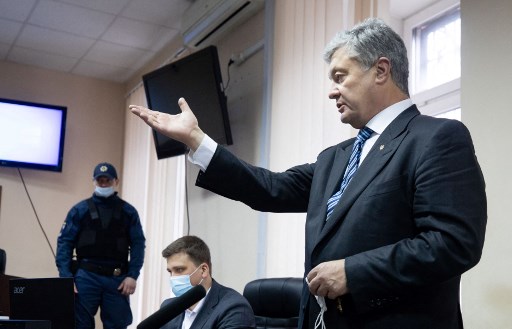 Cette photo prise et publiée par le service de presse de l'ancien président ukrainien Petro Porochenko le 17 janvier 2022 montre l'ex-président ukrainien Petro Porochenko s'exprimant lors d'une pause d'audience à Kiev. (Mikhail Palinchak / Service de presse de l'ancien président ukrainien / AFP)